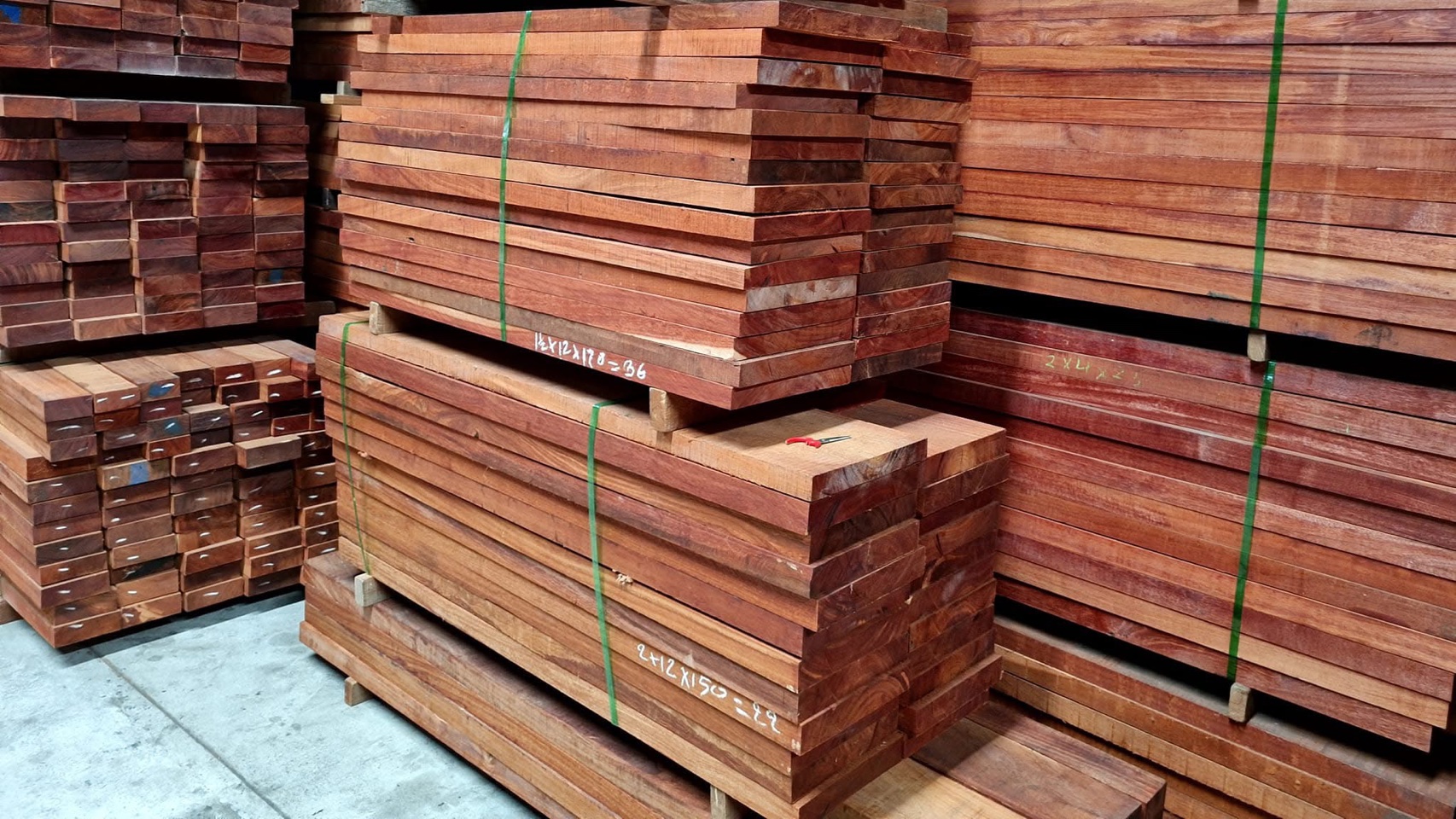 ไม้แดงแปรรูป